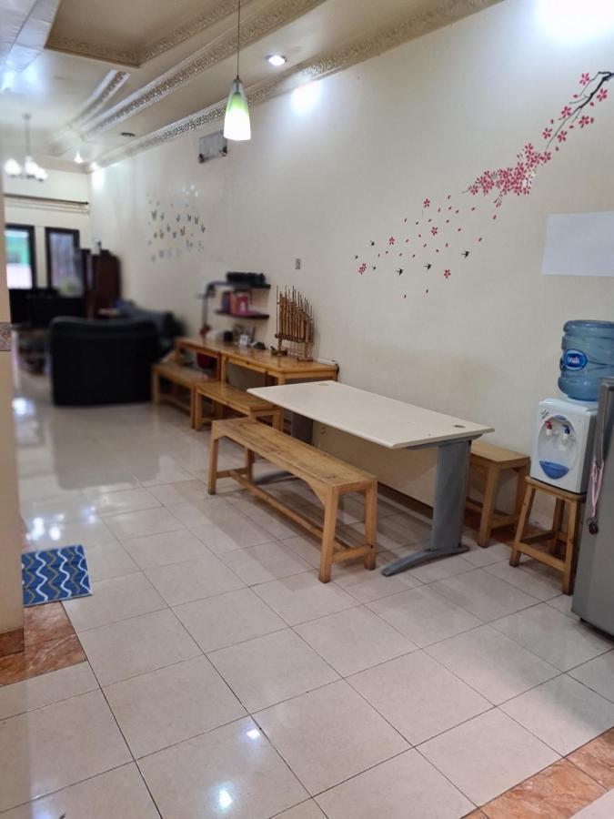 Traveller Home Tangerang Esterno foto